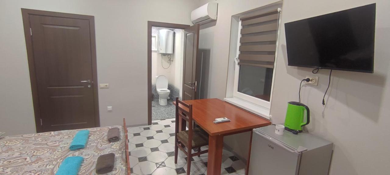 Hotel John'S Suchumi Zewnętrze zdjęcie